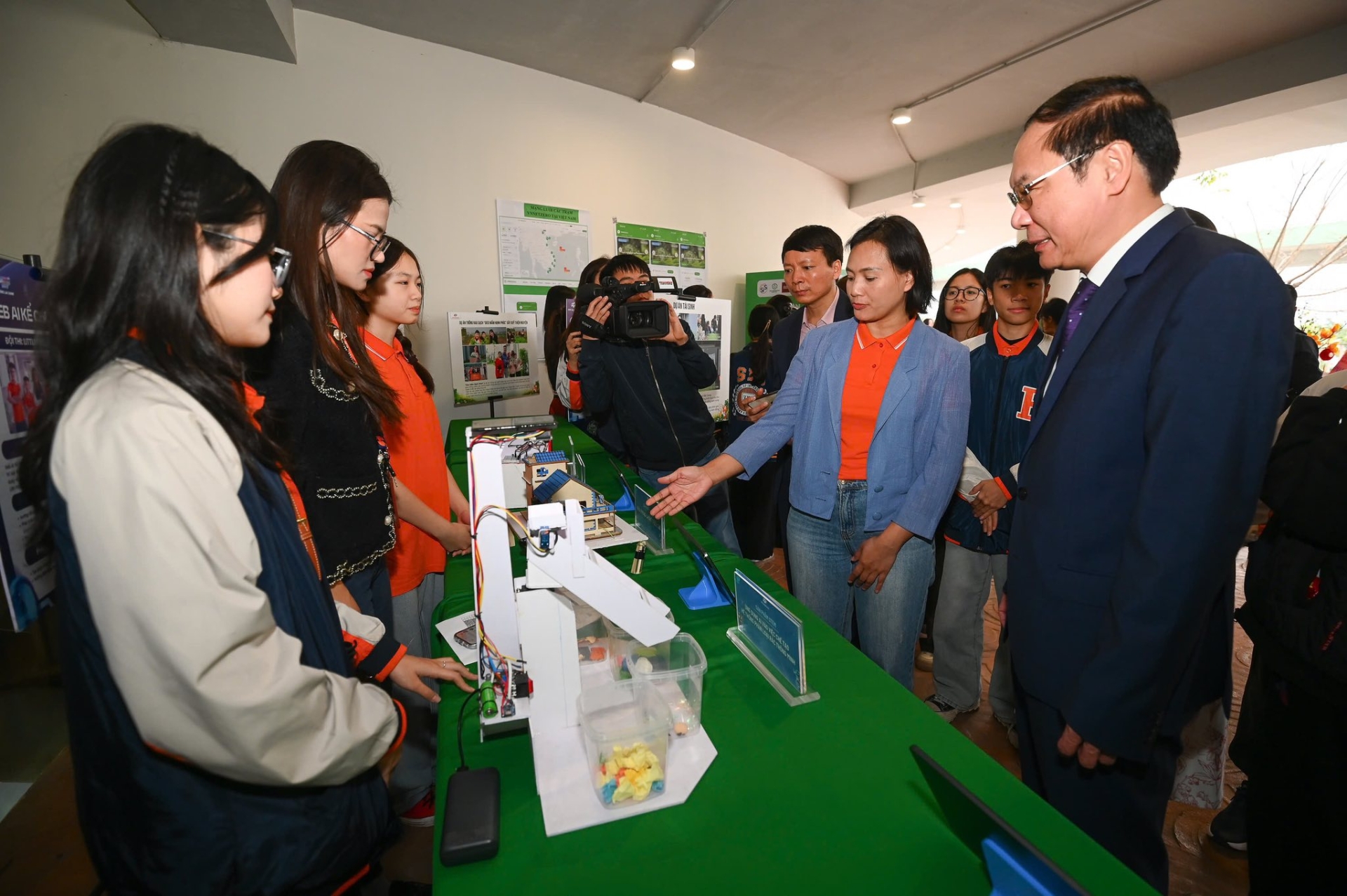 Thứ trưởng thăm gian h&agrave;ng v&agrave; ấn tượng với c&aacute;c m&ocirc; h&igrave;nh xanh của FPT School Bắc Giang 