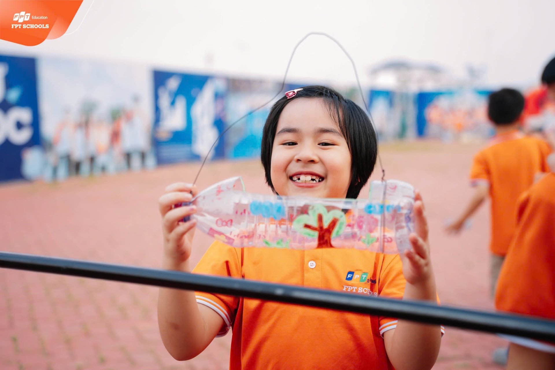 Học sinh FPT School Bắc Giang t&aacute;i chế vỏ chai l&agrave;m chậu c&acirc;y