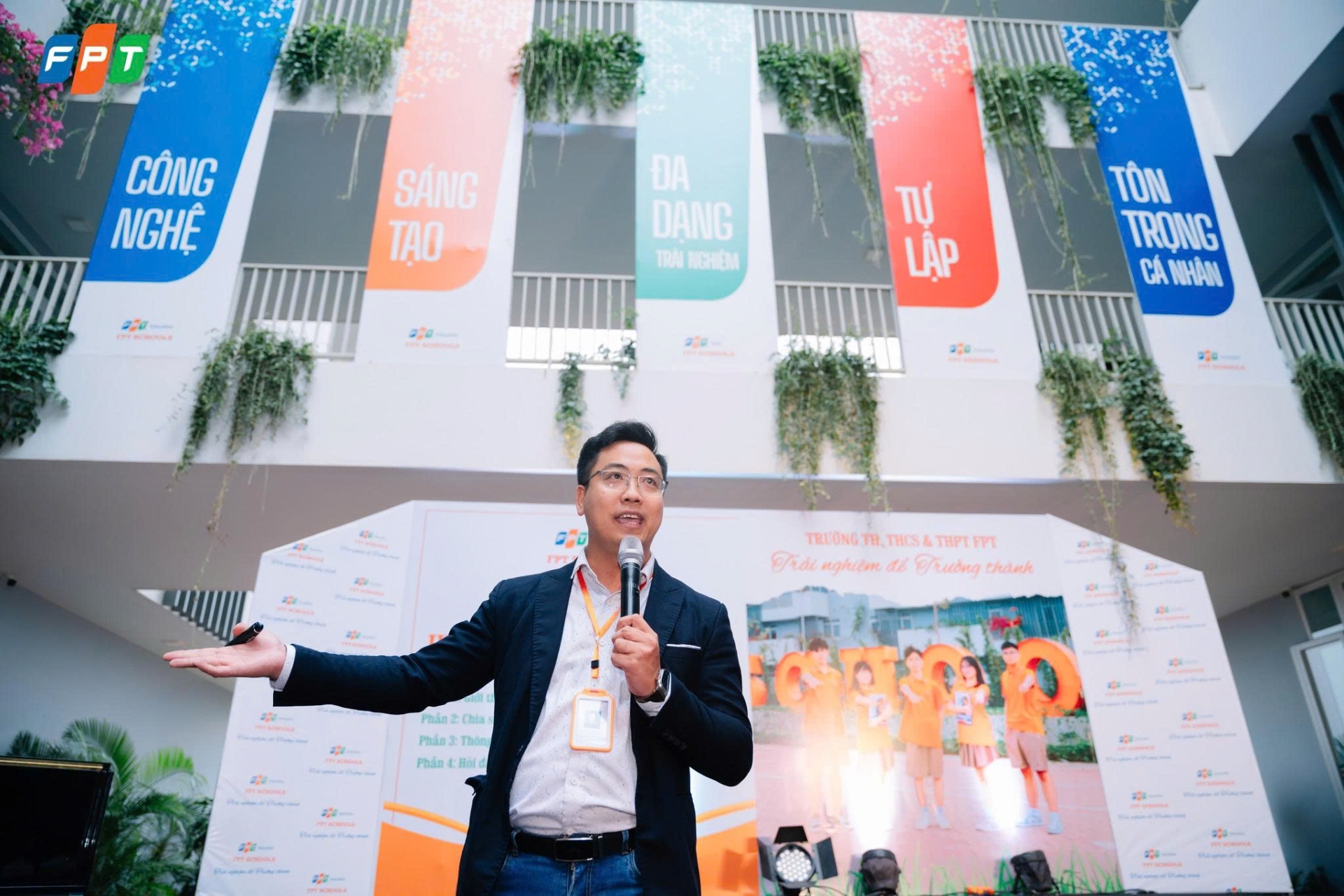 Thầy Đinh Đức Hiền - Gi&aacute;m đốc điều h&agrave;nh FPT School Bắc Giang