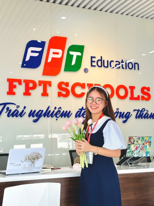 CÔ GIÁO TỪ PHƯƠNG ANH: “ĐỒNG HÀNH CÙNG HỌC SINH, YÊU THƯƠNG NHƯNG KHÔNG CHIỀU