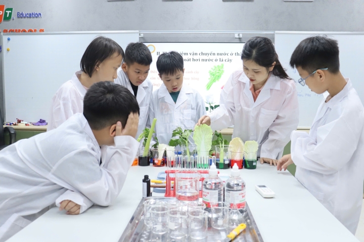 CÔ GIÁO ĐỖ TRANG: CÙNG HỌC SINH KHÁM PHÁ KHOA HỌC DIỆU KÌ QUA MỖI TIẾT HỌC